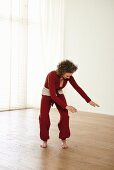 Turning the hoop (qigong) – Step 2: turn to the left taking arms with you