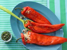 Rote Spitzpaprika mit Reisfüllung & Pesto