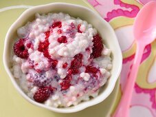 Graupenbrei mit frischen Himbeeren