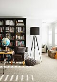 Offener Wohnraum mit Teppichboden und Bücherregal