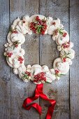 Christmas wreath pavlova with redcurrants (seen from above)