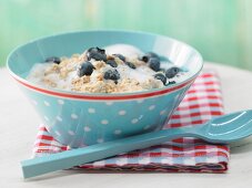 Melba toast porridge with blueberries