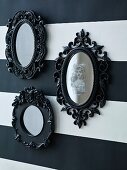Spiegel mit schwarzen verschnörkelten Rahmen als Halloweendekoration