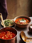 Tomaten-Kichererbsen-Suppe mit Chermoula