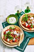 Tandoorihähnchen mit Tomaten, Joghurt und Naan