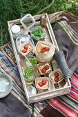 Tomatentarteletts in Papierförmchen fürs Picknick dazu Limetten-Eistee