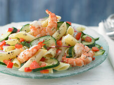 Lauwarmer Nudel-Gurken-Salat mit Paprika