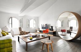 Loungebereich mit grossem, rundem Designerspiegel