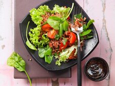 Gemüsesalat mit rotem Reis, Tomate, Zuckerschoten und Spinat