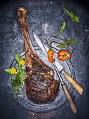 Grilled tomahawk steak (seen from above)