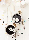 Holundersuppe dekoriert mit Grusel-Augen aus Marshmallows