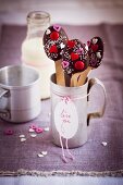 Schokoladenlöffel und Milch zum Valentinstag