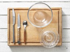 Küchenutensilien: Besteck, Zitruspresse und Glasschüssel