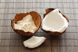 Kokosmehl und Kokosfruchtfleisch