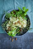 Fenchel-Mizuna-Salat mit getrockneten weissen Maulbeeren (Superfood)