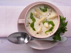 Spargelcremesuppe mit Petersilienöl