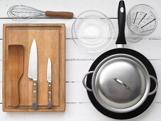 Kitchen utensils for preparing pan-fried slices of toast with courgette and cherry tomatoes