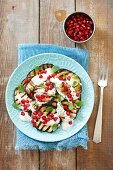 Gegrillte Auberginenscheiben mit Joghurt und Granatapfelkernen