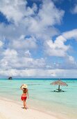 Frau geht am Strand entlang, Fakarava, Tuamotu-Inseln, Südpazifik