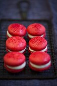 Rote Macarons zum Valentinstag