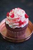 Red Velvet Cupcake mit Vanillefrosting und Zuckerherzen zum Valentinstag