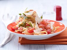 Tagliatelle mit mariniertem Lachs, Pinienkernen und Pecorino