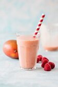 Vegan mango & raspberry smoothie with oat milk and coconut water (dextox)