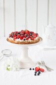 A meringue tart with spelt flour and berries