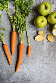 Frische Karotten, Ingwer und Äpfel (Draufsicht)