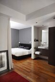 Elegant bedroom wit ensuite bathroom