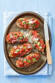 Bruschetta mit Tomaten und Basilikum