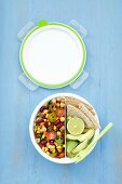 Vegetarische Lunchbox mit mexikanischem Salat (rote Kidneybohnen, Mais, Tomaten, Kichererbsen und Jalapeno), Tortillas und Avocado