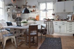 Rustikaler Esstisch in der weißen Wohnküche im Landhausstil