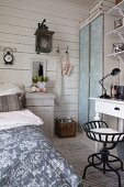 Schlafzimmer im Shabby Chic mit Holzwand und Schreibtisch