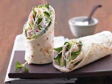 Gefüllte Wraps mit Geflügelaufschnitt und Avocado