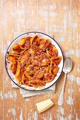 Gebackene Conchiglie, mit Bolognese gefüllt