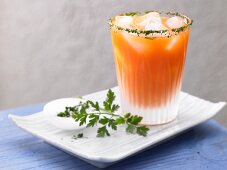 A speedy spinach cocktail with carrot and celery juice