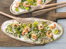 Tarte flambée with wasabi, prawns and leek