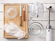 Küchenutensilien: Eiscrusher, Pürierstab, Einmalhandschuhe und Zitruspresse
