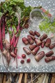 Rote Bete, zum Einlegen vorbereitet, auf Gartentisch