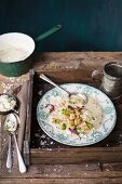 Cremige Rüben-Blumenkohl-Suppe mit Linsen und Ricotta