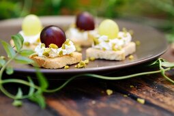 Croutons with goat's cheese, pistachios, and green and red grapes