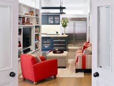 Blick durch offene Doppeltür in Wohnzimmer und Küche