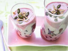 Beeren-Joghurt-Schichtdessert mit Kerne-Mix