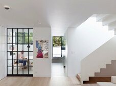Moderne Wohnung mit offenen Räumen und einer Treppe