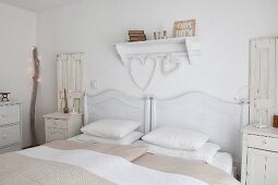 Shabby-chic bedroom in various shades of white