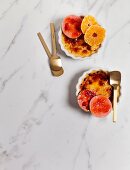 Clementinen-Rooibos-Creme-Brulee mit karamellisierten Guavenscheiben