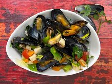 Mussels in vegetable soup with parsley roots and tomatoes