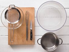Küchengeräte für die Zubereitung von Schwarzwurzeln mit Radicchio-Salat