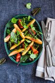 Blattsalat mit Pfirsich und Tomaten